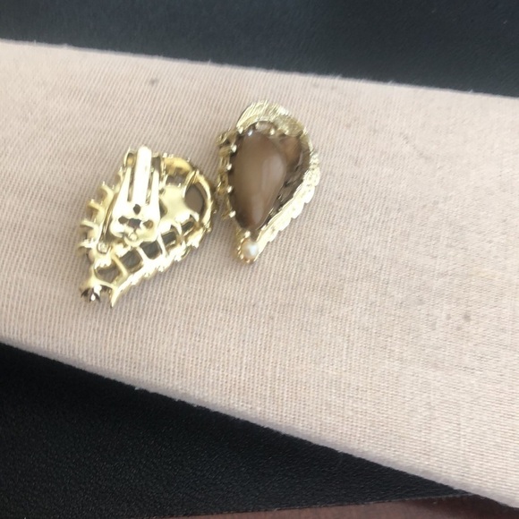Vintage ClipOn Earrings - Picture 2 of 3